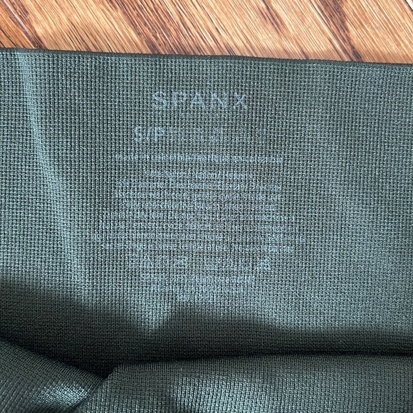 SPANX Look at Me Now Seamless Leggings (in Green Camo - Size S) - Picture 3 of 4